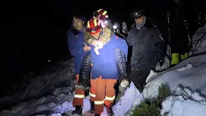 Everest’te mahsur kalan 1000’den fazla kişi kurtarıldı