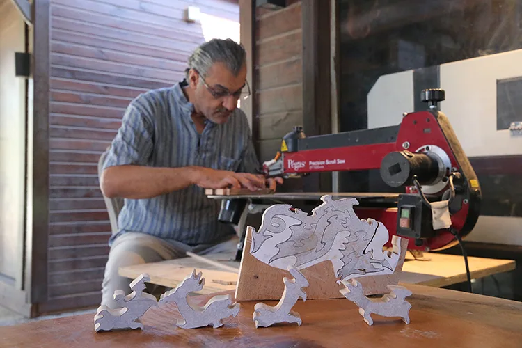 Deprem günü açacağı atölyesi yıkılan ahşap ustası Kültür ve Sanat Çarşısı’nda moral buldu