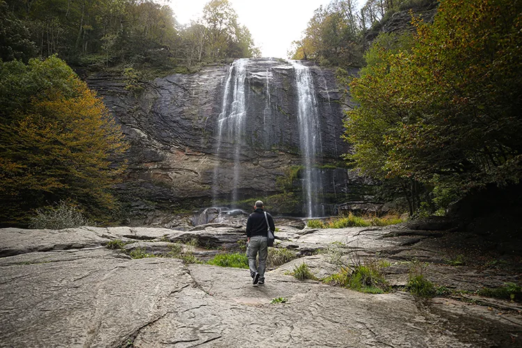 Fay kırığıyla oluşan Suuçtu Şelalesi sonbahar renkleriyle ziyaretçilerini karşılıyor