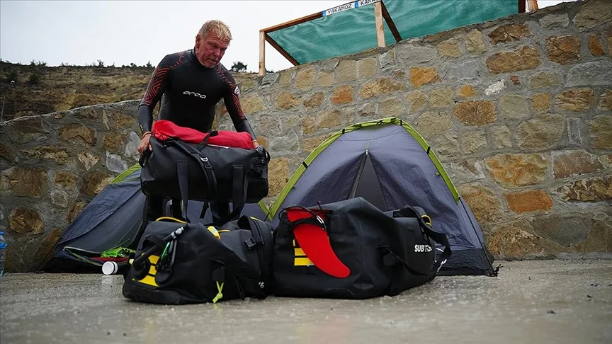 Yaşamını sığdırdığı 3 çantayla yüzerek denizleri aşıyor