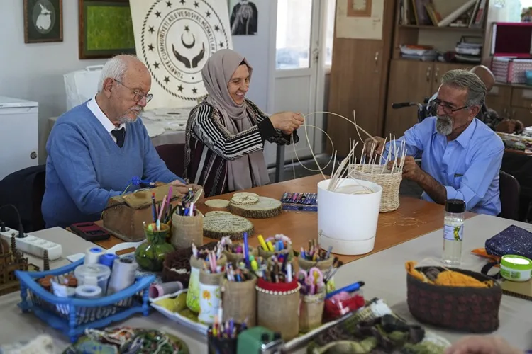 İzmir’de huzurevi sakinleri sanat etkinlikleriyle sosyalleşiyor