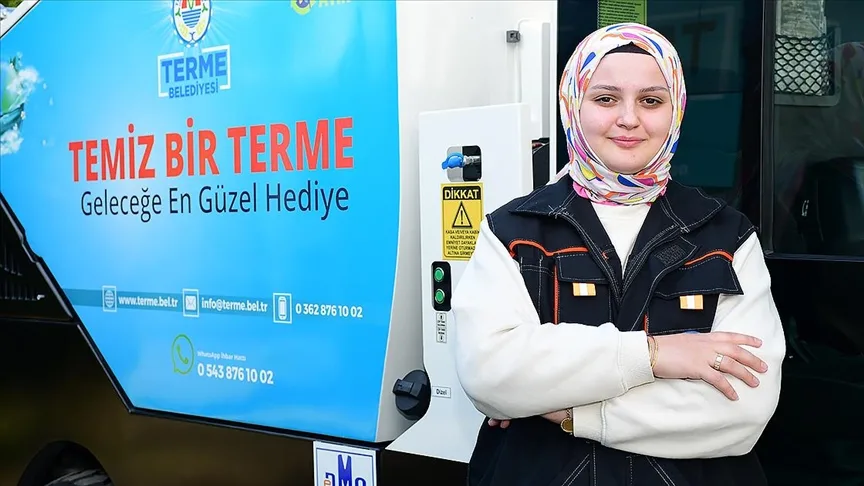 İlçenin temizliği yol süpürme aracının kadın operatörüne emanet