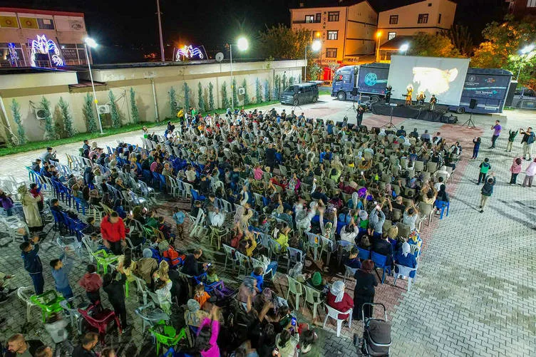 Kilometrelerce yol kateden “sinema tırı” binlerce çocuğu beyaz perdeyle buluşturdu