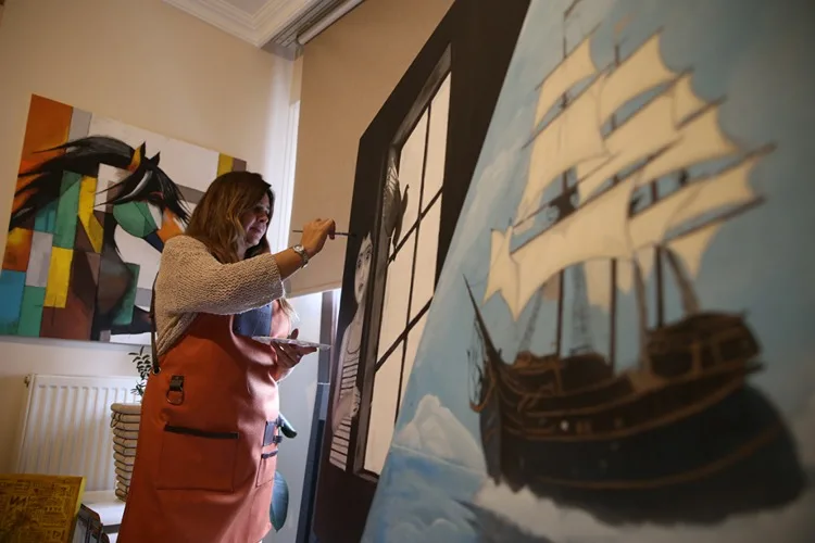 Resim yapmaya 42 yaşından sonra başlayan ressam, tuvaline “güçlü kadınları” yansıttı