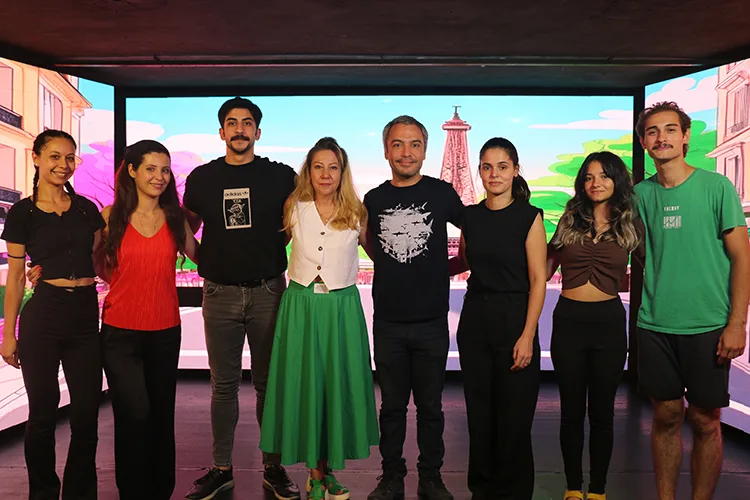 Tiyatro hayalinin peşinden koşan girişimci çocukları dijital dekorlu sahneyle tanıştırıyor