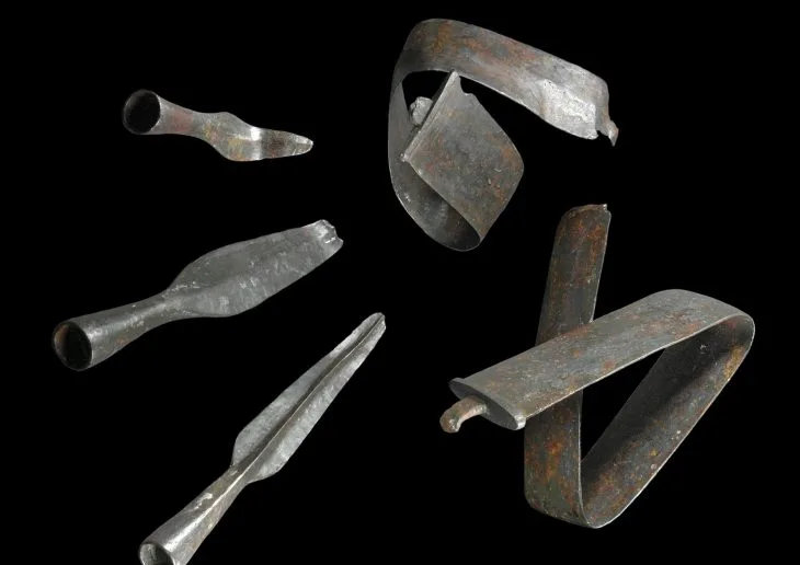 Demir Çağı Savaşçıları Mağlup Düşmanlarının Kılıçlarını Bükerler.