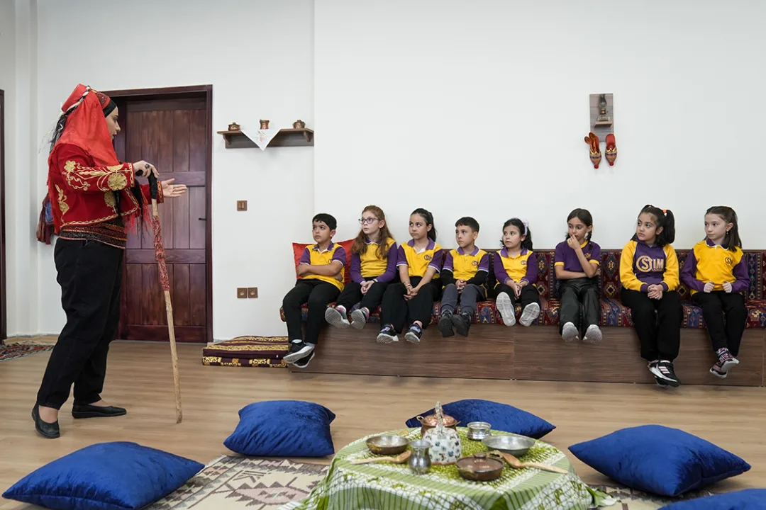 Kadın meddah, okul okul gezerek geleneği yaşatıyor