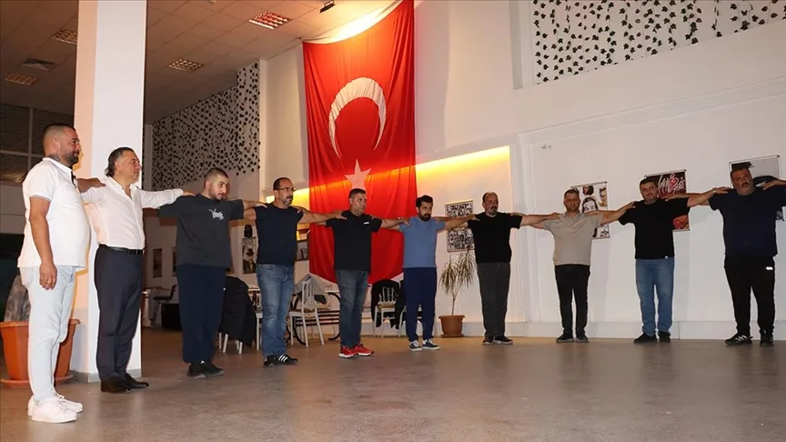 Erzincan halk oyunlarını farklı mesleklerdeki arkadaş grubu geleceğe taşıyor