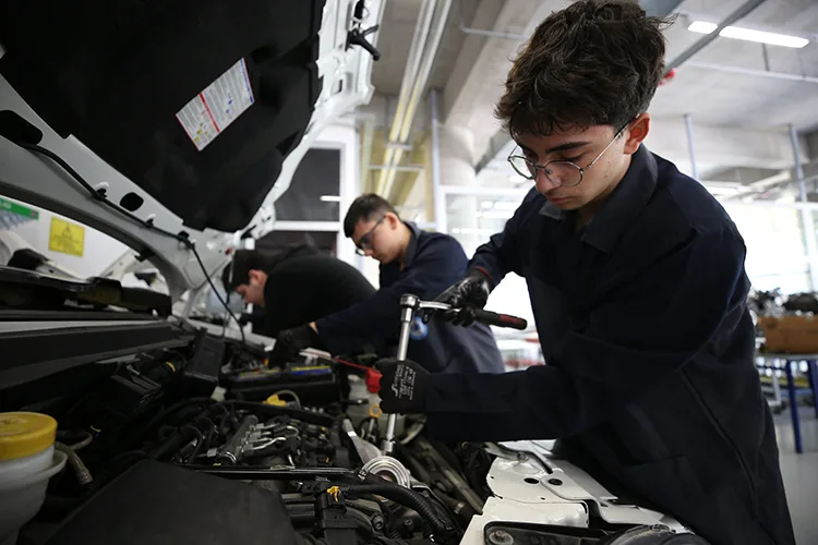 Otomotiv sektörüne eleman yetiştiren meslek lisesi AR-GE çalışmalarıyla da öne çıkıyor
