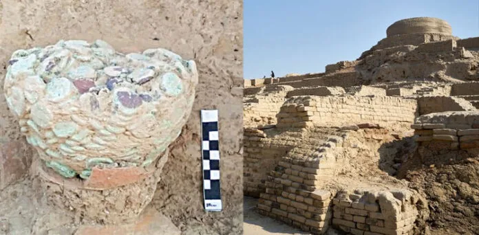 Arkeologlar Pakistan’daki Mohenjo Daro’da 93 yıl sonra ilk büyük keşifte bir çömlek dolusu bakır para buldular.