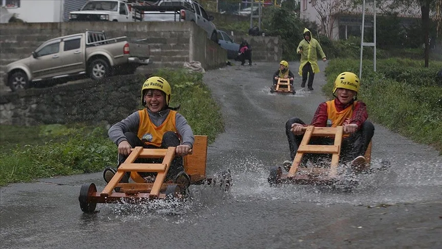 Rize’de tahta arabalar yağmura rağmen “Laz Ralli”de yarıştı