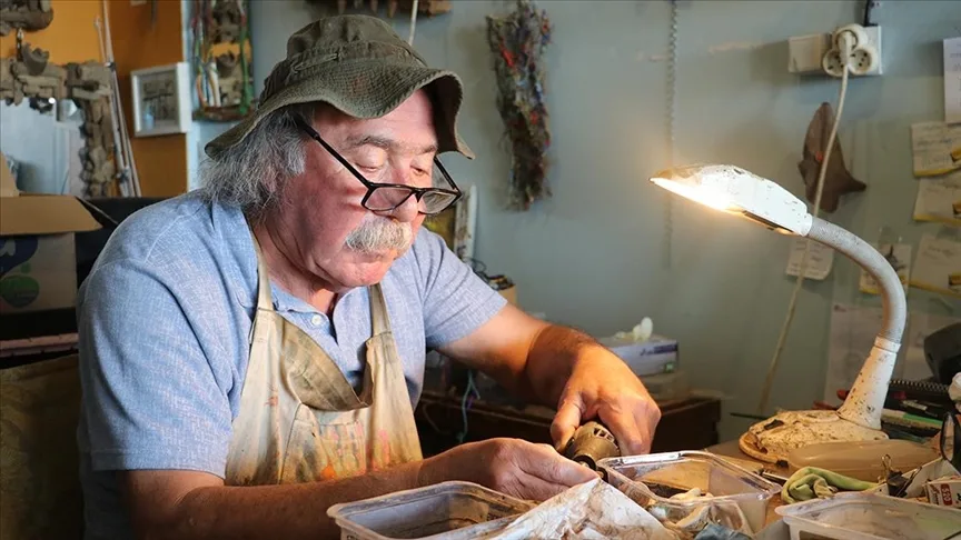 Denizin sürüklediği ağaç ve amforalar, emekli öğretmenin elinde hediyelik eşyaya dönüşüyor