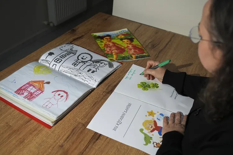 İzmir depreminde kızlarını kaybeden anne, çocuklara depremi hikayeyle anlatıyor