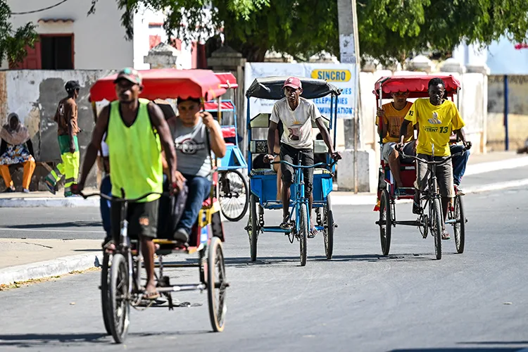Madagaskar’da yolcu taşımacılığını zamana direnen “puspus”lar sırtlıyor