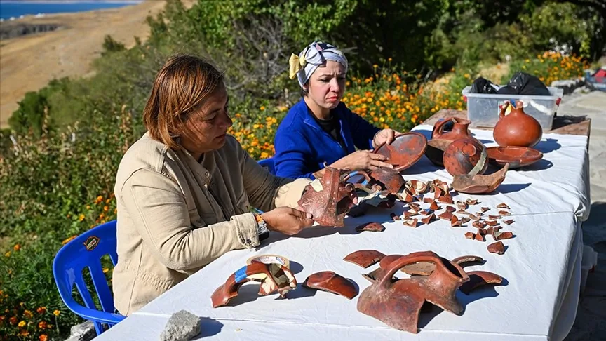 Urartuların ihtişamlı kalesinden çıkan seramik parçalarını “yapboz” gibi birleştiriyorlar