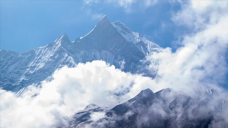 Everest Dağı’nda kar fırtınası nedeniyle mahsur kalan yüzlerce kişi için kurtarma çalışmaları sürüyor