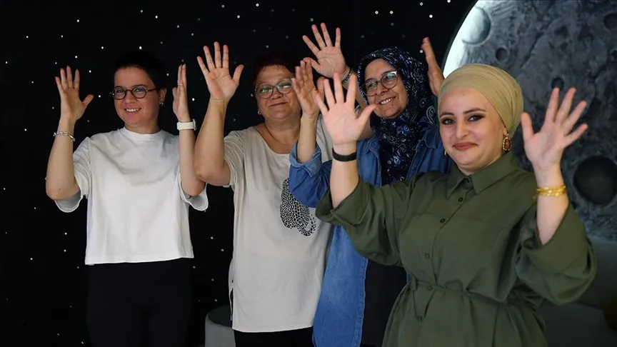 İşitme engellilerin sosyal medya kullanımı için “sessiz dil” içeriği üretiyor