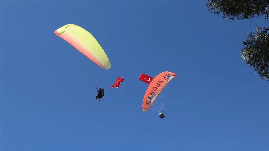 Antalya’da 50 paraşütçü Türk bayraklarıyla atlayış yaptı