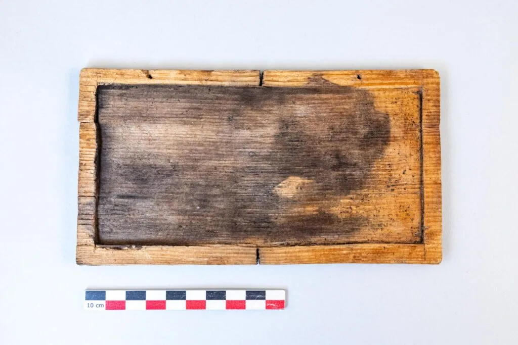 Arkeologlar Isarnodurum’da Mürekkepli Tabletler ve Çocuk Ayakkabıları Bulunan Bir Roma Ahşap İşleme Atölyesi Keşfettiler