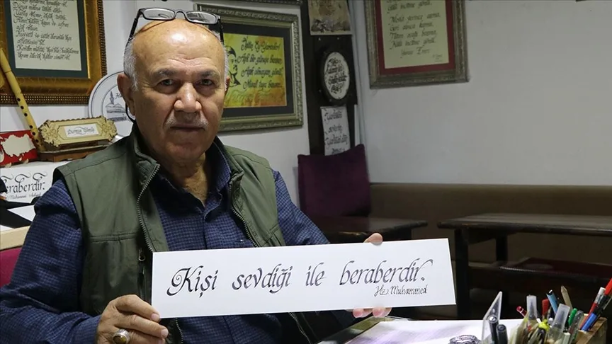 Öğrencilerine örnek olması için merak sardığı kaligrafide kültürel miras taşıyıcısı oldu