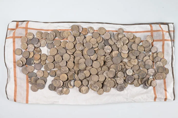 Borsum Yakınlarında 2.000 Yıllık Roma Gümüş Hazinesi Bulundu: Almanya’nın En Büyük Buluntularından Biri.