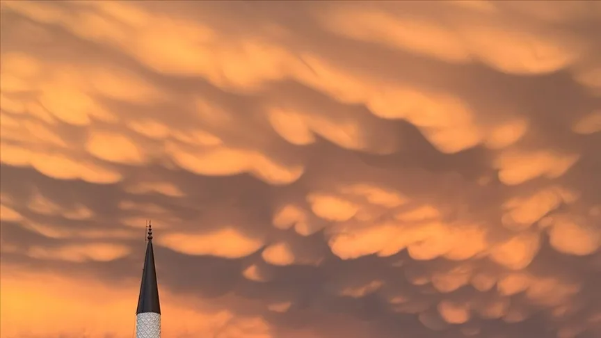 Fethiye’de sağanağın ardından gökyüzünde “Mammatus Bulutları” görüldü