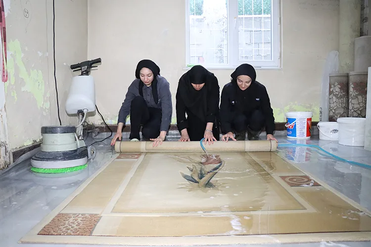 Anne ve kızları, halı yıkama işinin taşıma dahil her aşamasını sırtlıyor