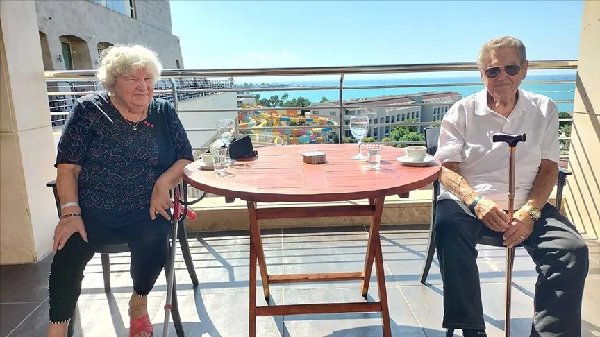 Alman çift 28 yıldır tatil için Antalya’yı tercih ediyor