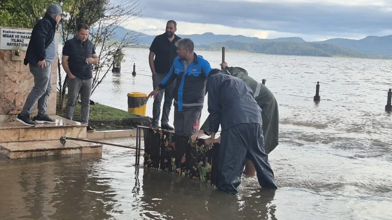 7 ilde hayat felç oldu: Ev ve iş yerlerini su bastı, sürücüler mahsur kaldı