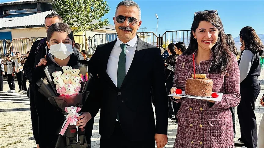 Hastalığını yenerek 13 ay sonra okuluna kavuşan öğrenciye duygulandıran karşılama