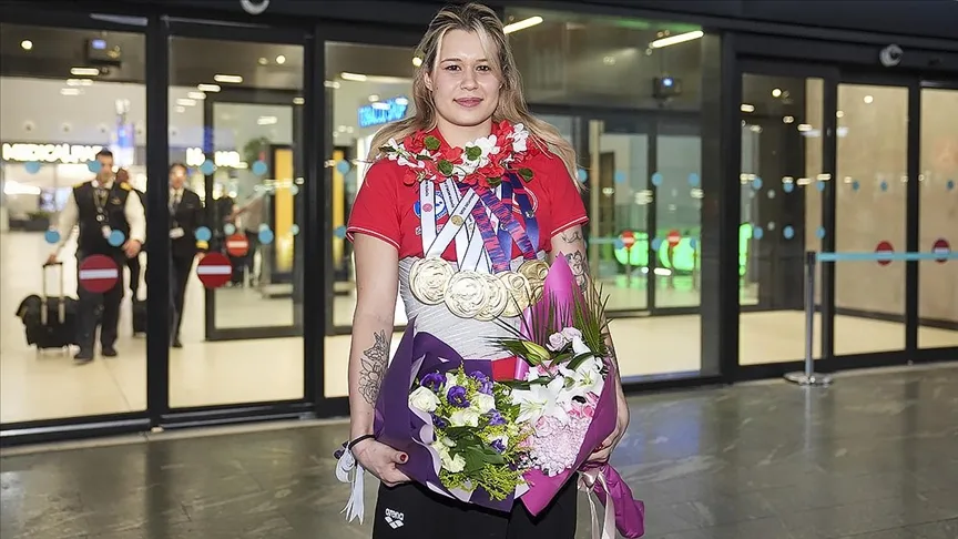 Türk spor tarihine geçen milli yüzücü; Defne Kurt