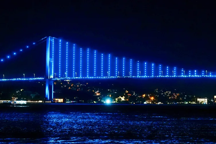 Türk Devletleri İş Birliği Günü’nde bazı köprü ve binalar turkuaz renge büründü