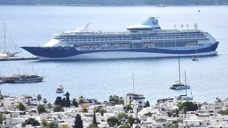 Turizmde sonbahar bereketi!.. dev gemi binlerce yolcusuyla Bodrum’da