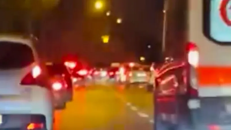 Bursa’da ambulansı gören sürücülerden başarılı ‘fermuar sistemi’ uygulaması