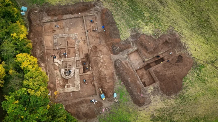Arkeologlar 12. Yüzyıldan Kalma Bir Şapelin Altındaki Çocuk Mezarlarında ‘Kutsal Su Etkisi’ni Keşfettiler