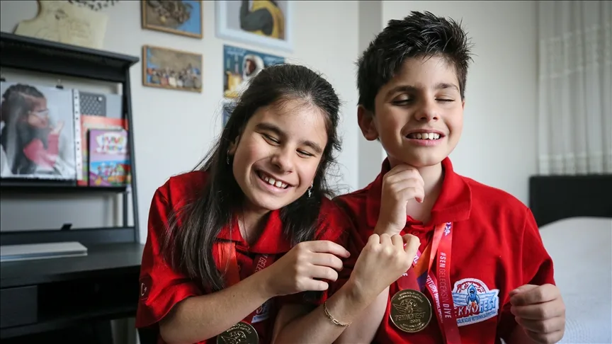 Göremedikleri gökyüzünü projelendiren ikizler, TEKNOFEST’te birincilik ödülü aldı