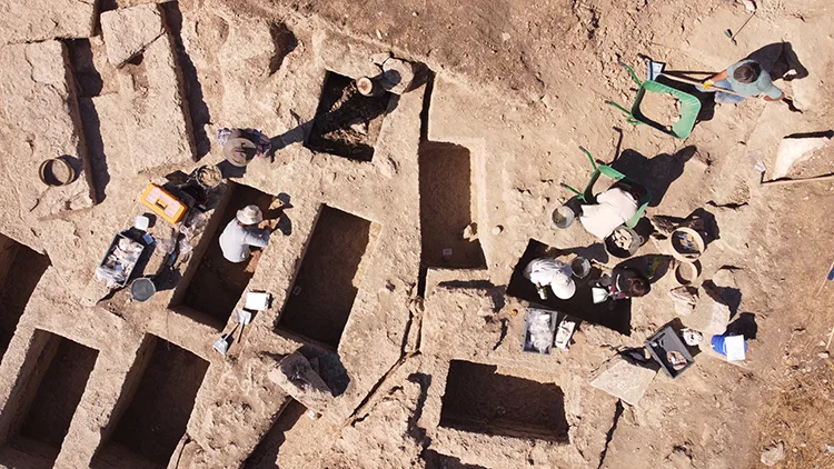 Kolossai Antik Kenti’nde yan yana kaya tekne tipi 60 mezar bulundu