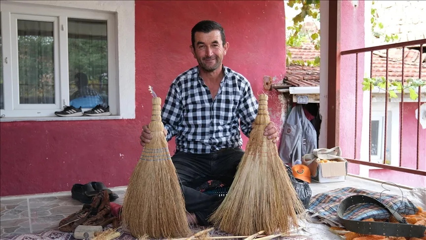 Babasının Romanlardan öğrendiği süpürgeciliği 30 yıldır sürdürüyor