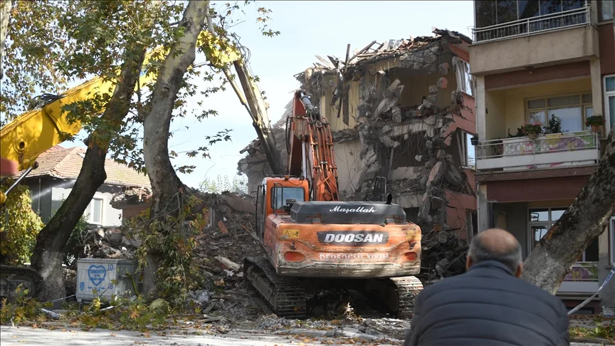 Sındırgı’da deprem sonrası yıkım ve enkaz kaldırma çalışmaları sürüyor