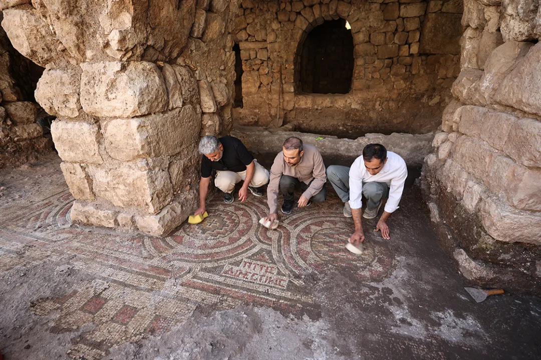 Mardin’de tarihi değirmen temizlenirken yaklaşık 1500 yıllık mozaik bulundu