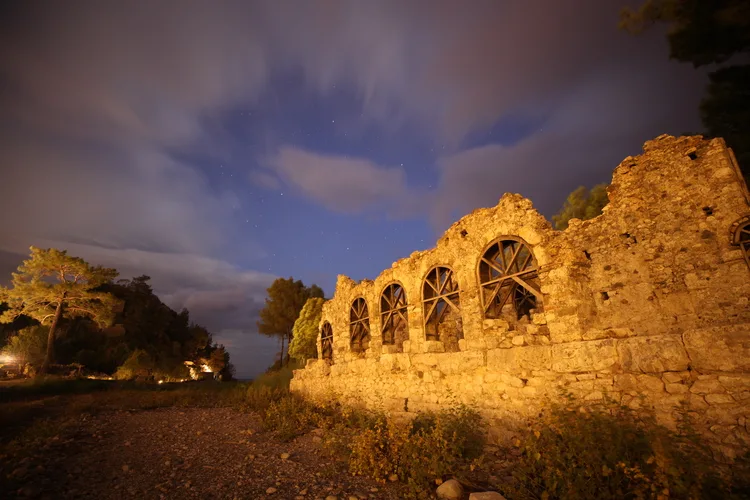 Gece müzeciliği Olympos Antik Kenti’ni akşamları da hareketlendirdi