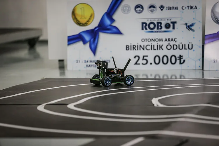 Meslek liseliler tasarladıkları mini otonom araçla uluslararası yarışmalarda zirveyi hedefliyor