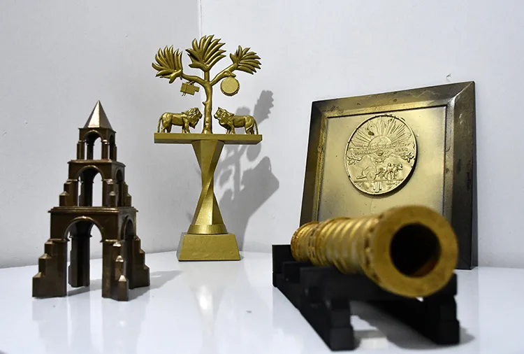 Şube başkanlığını yaptığı dernek yararına evinde dekoratif objeler üretiyor