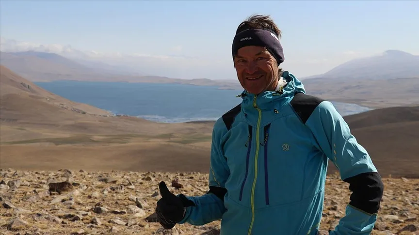 Fransız gezgin farklı kültürleri tanımak için bisikletiyle ülkeleri geziyor