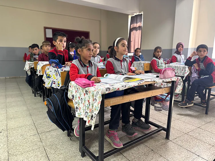 Mezranın “tek öğrencisi” Hasret, sınıf arkadaşlarına kavuştu