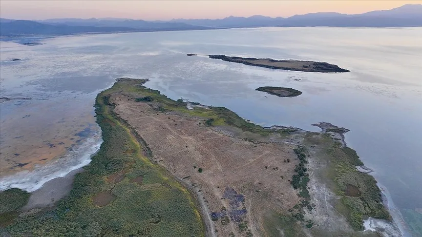Beyşehir Gölü’nde kuraklık nedeniyle Kıstıfan Adası karayla birleşti ve adacık sayısı arttı