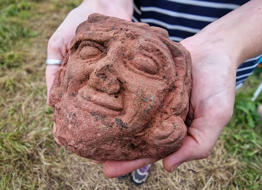 Orkney’deki Skaill Çiftliği Kazılarında Bulunan Olağanüstü Taş Oyma Başlık