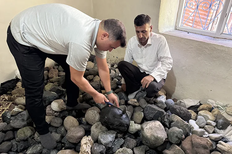 Elazığlı çiftçi meteor olduğunu düşündüğü yüzlerce taşı evinin bir odasında biriktirdi