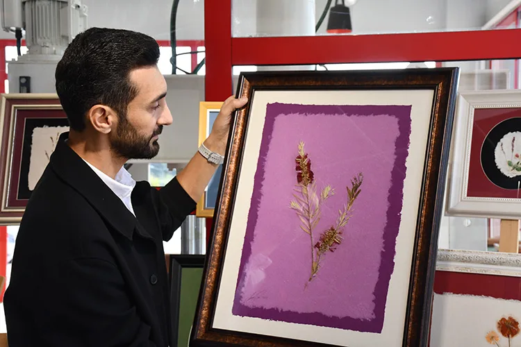 Botanik bahçesindeki bitkileri el yapımı kağıtlar kullandığı tablolarla geleceğe taşıyor