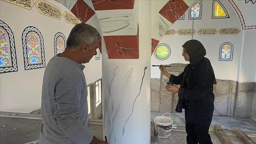 Baba ile kızı camilerin duvarlarını el emeği işlemelerle süslüyor
